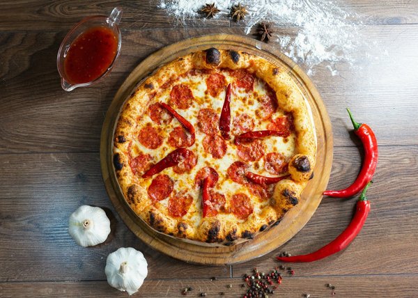 Quels sont les conseils pour une pizza quatre fromages avec une croûte fine et croustillante?
