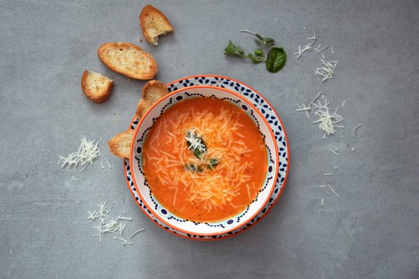 Quels conseils pour une soupe de tomates rôties avec une touche de basilic frais?