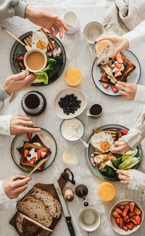Quelles astuces pour offrir des options de brunch à base de superaliments dans un café urbain?