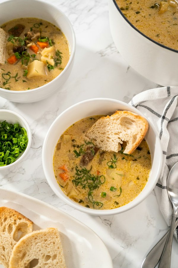 Quels sont les secrets pour réussir une soupe froide de concombre sans crème?